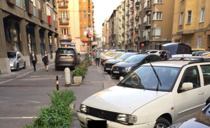 A járdán parkolás megtiltása – Vitézy Dávid posztolt a témában