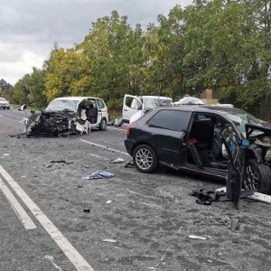 VIDEÓ: Két gyerekkel a kocsijában előzött egy nő miközben jöttek szemből – Ketten meghaltak a balesetben