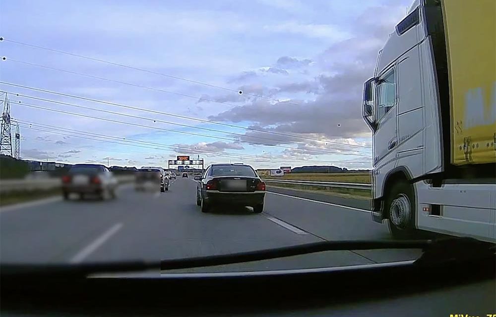 VIDEÓ: Talán részeg volt, de akár rosszul is lehetett ez a sofőr az M0-son. Ilyenkor minden esetben hívd a 112-t VIDEÓ: Talán részeg volt, de akár rosszul is lehetett ez a sofőr az M0-son. Ilyenkor minden esetben hívd a 112-t