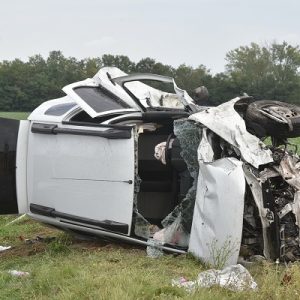 VIDEÓ: Nem adta meg az elsőbbséget a jobbról érkező autósnak – Csúnya baleset történt Boba közelében