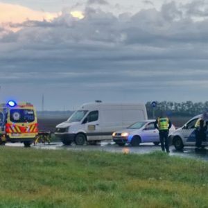 Haldoklott egy autós Szombathelynél, ám az arra járók csak átnéztek a segítségért integető nőn – Ne legyél nemtörődöm sofőr!