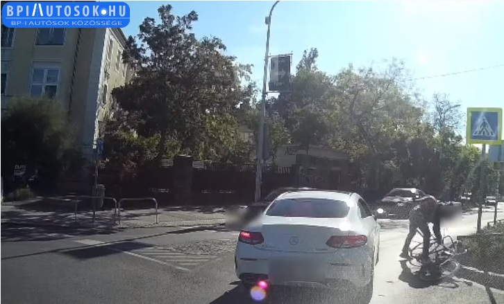 VIDEÓ: Jobbról akarta kerülni a zebránál megálló autóst a bringás, de csúnya zakózás lett belőle