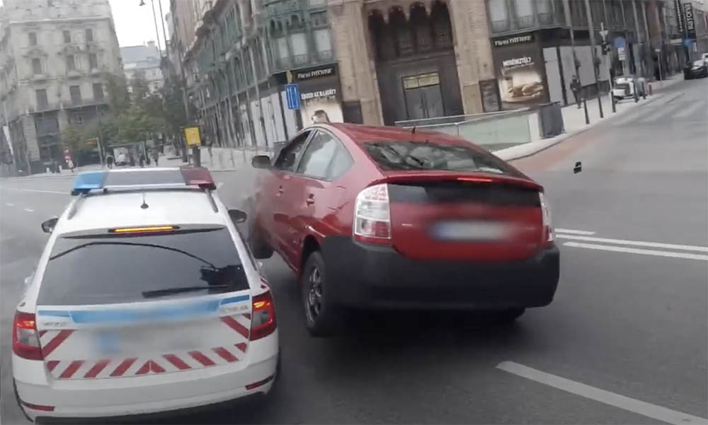 VIDEÓ: Így történt a tegnapi rendőrautó-baleset a Ferenciek terénél