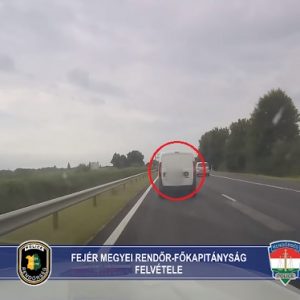 VIDEÓ: Rendőrségi videón pár autós, akinek az sem tűnik fel, ha megkülönböztető jelzést használó rendőr érkezik