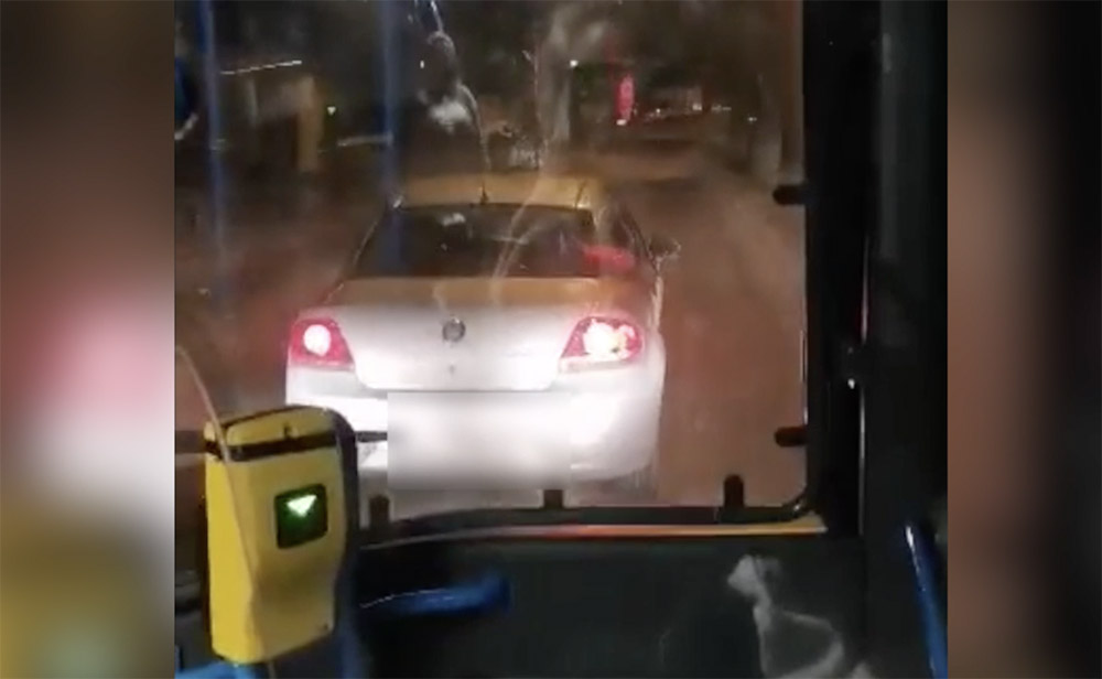 VIDEÓ: A 148-as busz előtt büntetőzött egy autós Csepelen