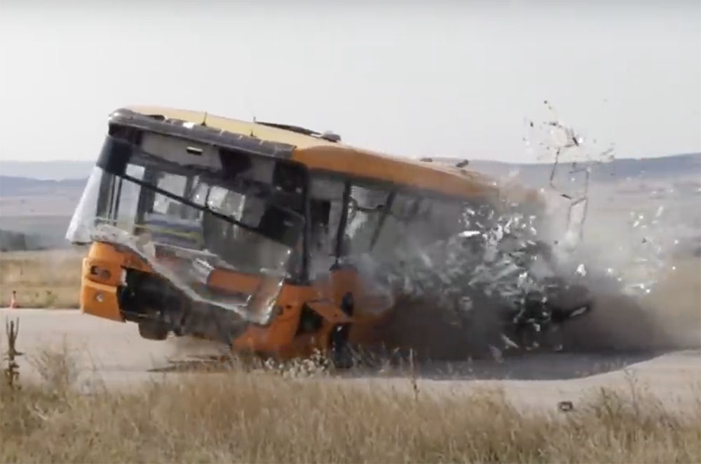 VIDEÓ: Ez történik, ha 200-zal busznak rohan egy autó. A legdurvább törésteszt