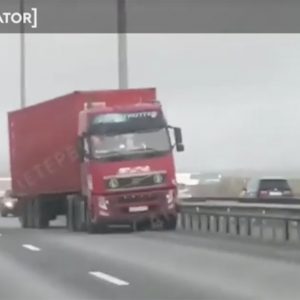 Kilométereken keresztül gurult a kamion, kabinban az elhunyt sofőrrel Oroszországban