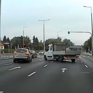 VIDEÓ: Szabálytalan sávváltással okozott balesetet, majd lelépett – Cserbenhagyással gyanúsítják