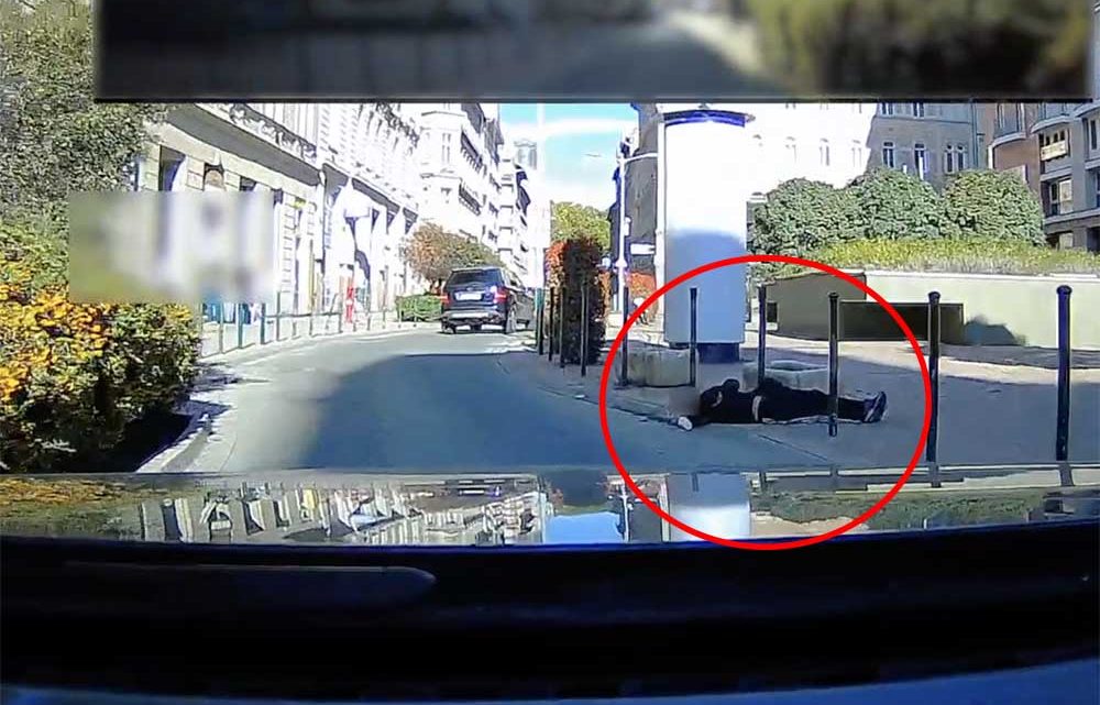 VIDEÓ: Kilógott a feje az úttestre, úgy feküdt a földön a Garay térnél. Senkit nem érdekelt sokáig VIDEÓ: Kilógott a feje az úttestre, úgy feküdt a földön a Garay térnél. Senkit nem érdekelt sokáig