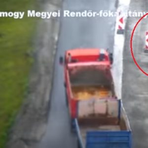 VIDEÓ: Ismét bevetették a rendőrségi drónt – Többen is magasról tettek a közlekedési lámpa piros jelzésére