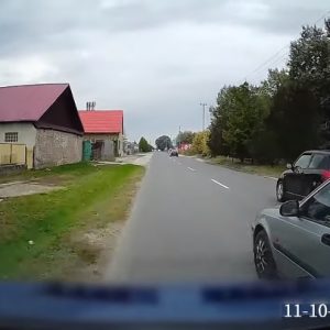 VIDEÓ: A tipikus „kivágom az indexet és megyek” sofőr – Nem számított az autósnak, hogy már épp előzi valaki