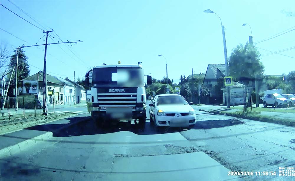 VIDEÓ: Teherautó harcolt az értelmetlenül és veszélyes helyen előző Renault Clioval az Üllőin
