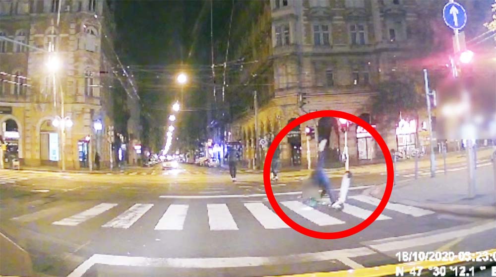 VIDEÓ: Hatalmasat esett a rolleres, így neki már nem sikerült átmenni a nagykörúti piroson