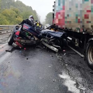 FOTÓK: Kettészakadt egy autó, miután teherautóval ütközött a 8-as főúton – A sofőr azonnal életét vesztette