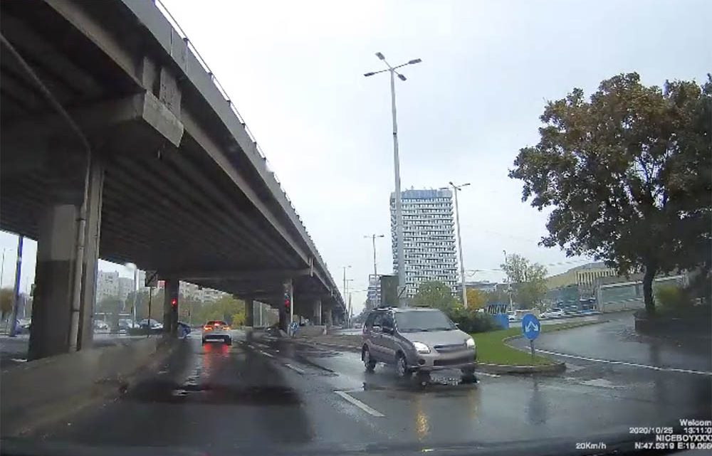 VIDEÓ: Mindenki dudált neki, mégis tovább hajtott a forgalommal szembe VIDEÓ: Mindenki dudált neki, mégis tovább hajtott a forgalommal szembe