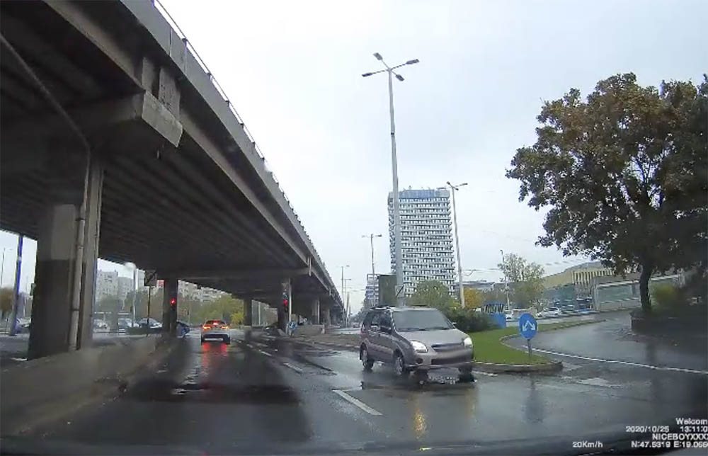 VIDEÓ: Mindenki dudált neki, mégis tovább hajtott a forgalommal szembe