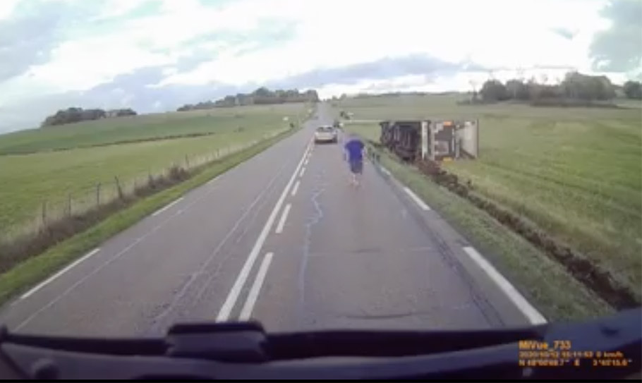 VIDEÓ: Nyaka köré tekeredett az öv a kamionosnak. Arra járó kolléga mentette meg