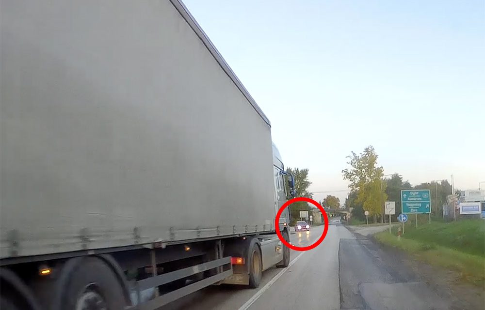 VIDEÓ: Félelmetes, hogy ennyi kell egy tragikus balesethez. Itt a KRESZ mindent megtesz pedig a védelem érdekében VIDEÓ: Félelmetes, hogy ennyi kell egy tragikus balesethez. Itt a KRESZ mindent megtesz pedig a védelem érdekében