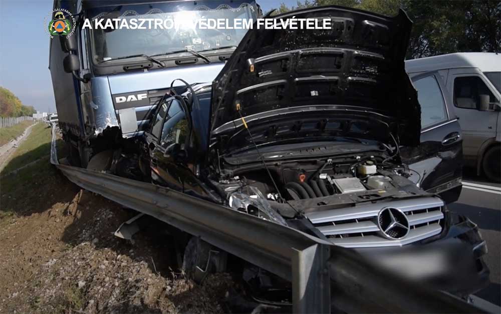 VIDEÓ: Kamion és nyolc autó karambolja az M2-esen – videó a mentésről