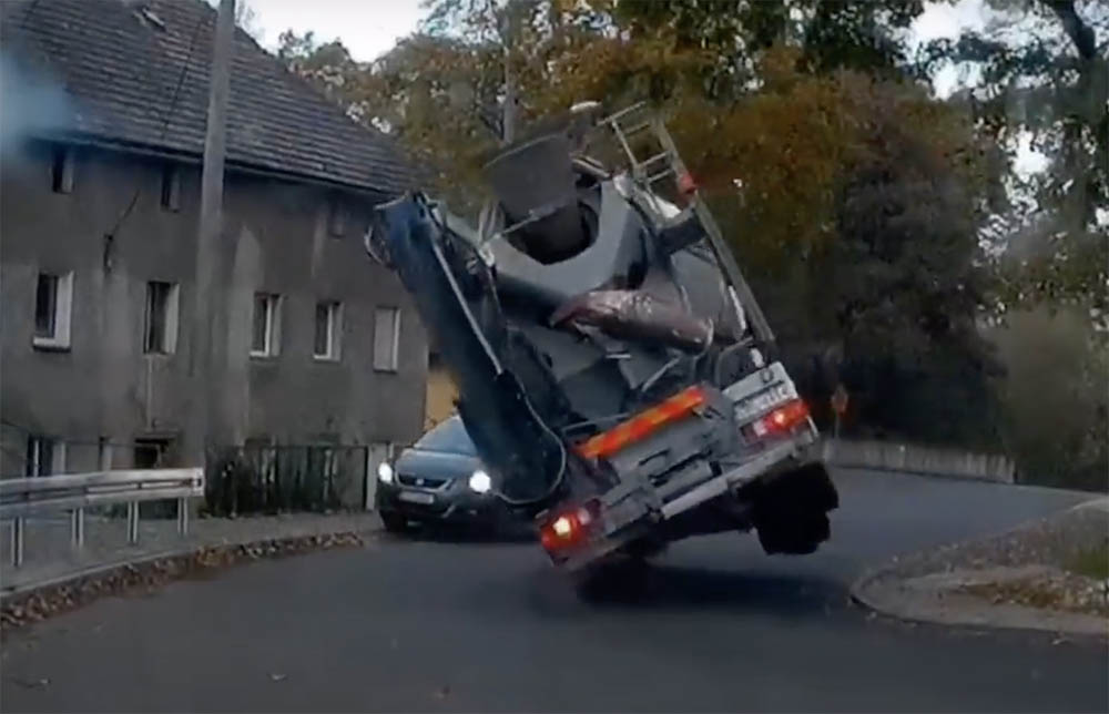 VIDEÓ: Így kell egy rád boruló betonkeverő elől kimenekülni autóval