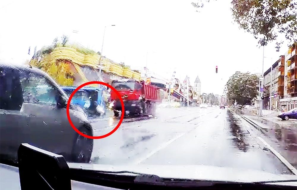 Felvételen, ahogy a piroson áthajtó teherautó maga alá gyűr egy robogót a Váci úton Felvételen, ahogy a piroson áthajtó teherautó maga alá gyűr egy robogót a Váci úton
