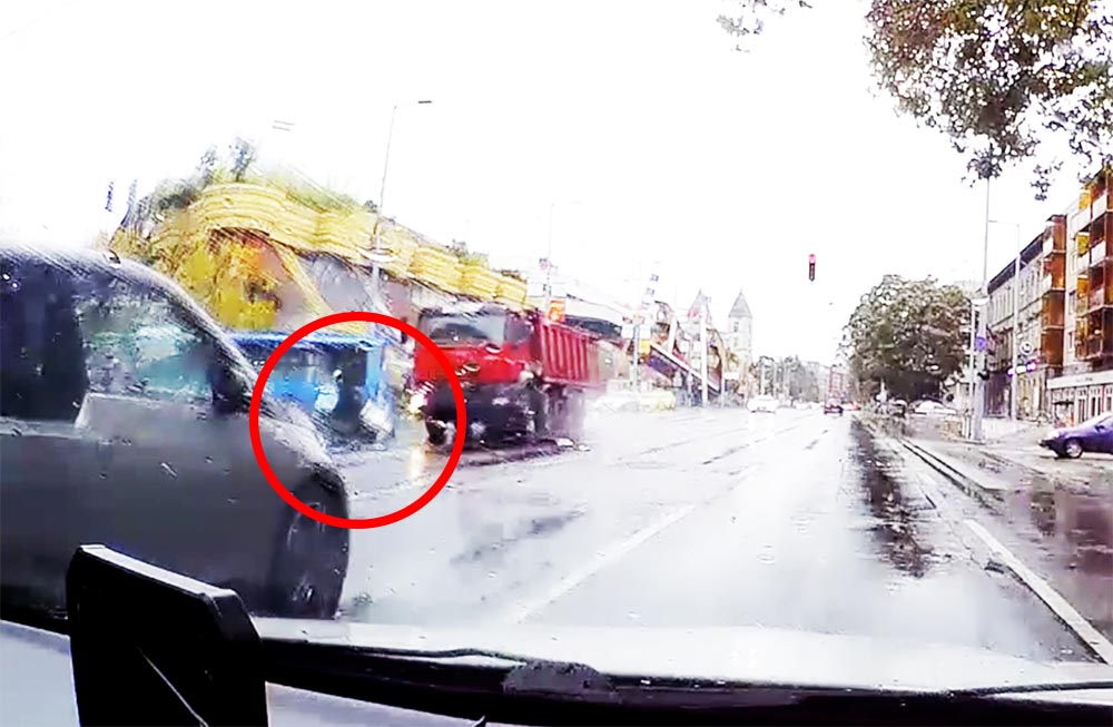 Felvételen, ahogy a piroson áthajtó teherautó maga alá gyűr egy robogót a Váci úton