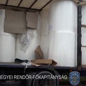VIDEÓ: Papírbálába szorult kamionsofőrt kellett kimenteni, óriási drogfogás lett belőle