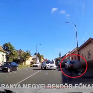 VIDEÓ: Bedrogozva, jogsi nélkül menekült a rendőrök elől egy férfi, közben több autót is összetört