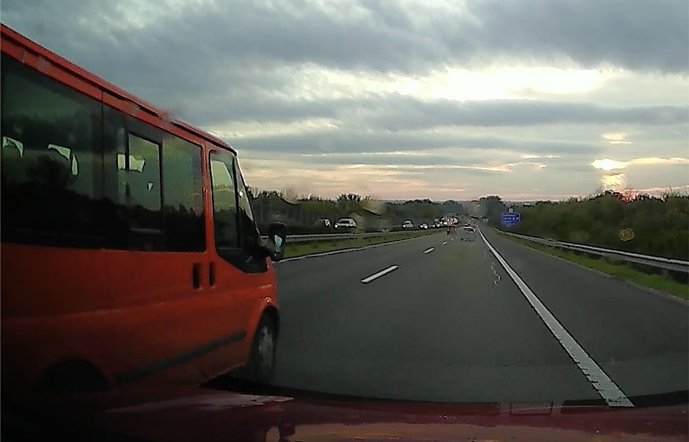 VIDEÓ: Kétszer egymásután veszélyeztetett a piros mikrobusz sofőrje az M7-esen tegnap VIDEÓ: Kétszer egymásután veszélyeztetett a piros mikrobusz sofőrje az M7-esen tegnap