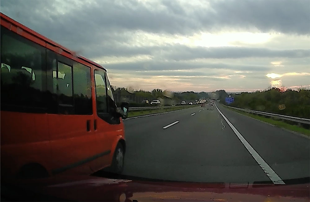 VIDEÓ: Kétszer egymásután veszélyeztetett a piros mikrobusz sofőrje az M7-esen tegnap
