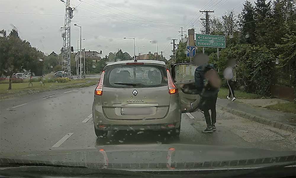 VIDEÓ: Hajmeresztő volt látni a hibát, amit a sofőr a gyermekek kirakása után vétett