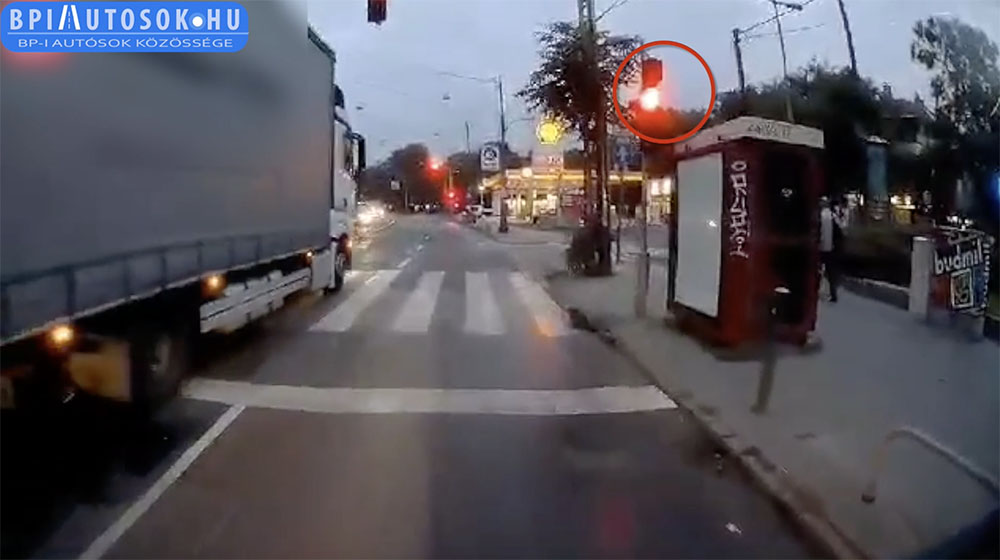 VIDEÓ: Ketten is a busz takarásában száguldottak át a piroson, de még ezek után sem nézett el balra a gyalogos