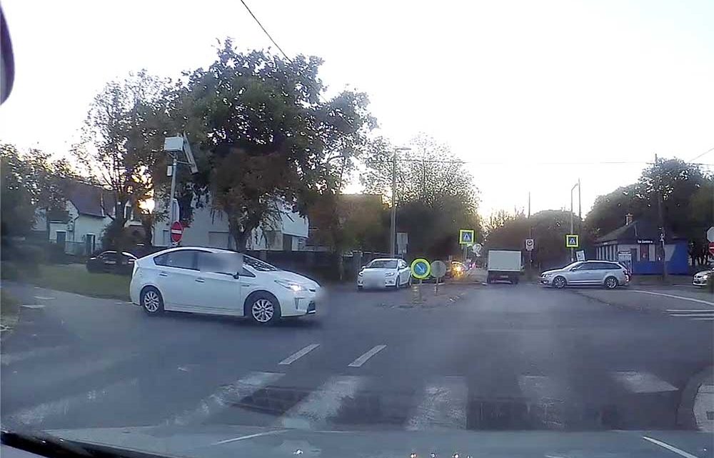 VIDEÓ: Hajszálon múlt a Prius elkaszálása. Agyrém, amit művelt VIDEÓ: Hajszálon múlt a Prius elkaszálása. Agyrém, amit művelt