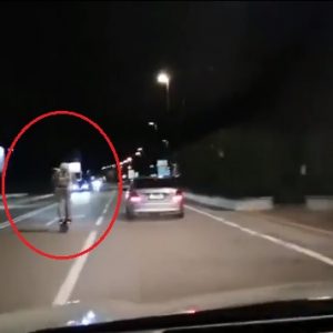 VIDEÓ: Nem mindennapi – 50-es táblánál 80 km/h-val előzte az autósokat a rolleres