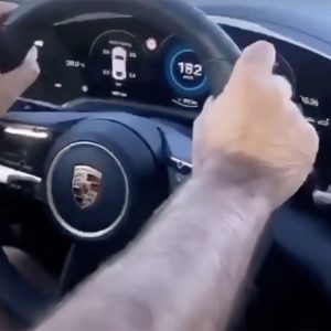 A lóerőktől megszédült Porsche Taycan sofőrnek nem sikerült kellően lelassítani a körforgalom előtt