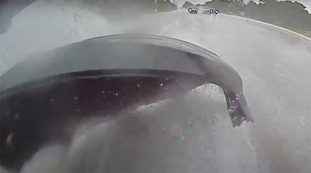 VIDEÓ: Nagyobb esőben leeshet a Tesla Model 3-as lökhárítója