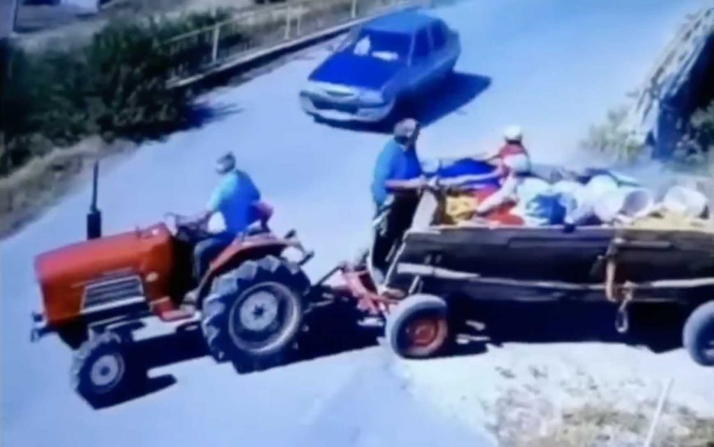 VIDEÓ: Kihajtott a traktorral az útra és jött az autó. Ami ezután történik, azt képtelenség drámaian előadni