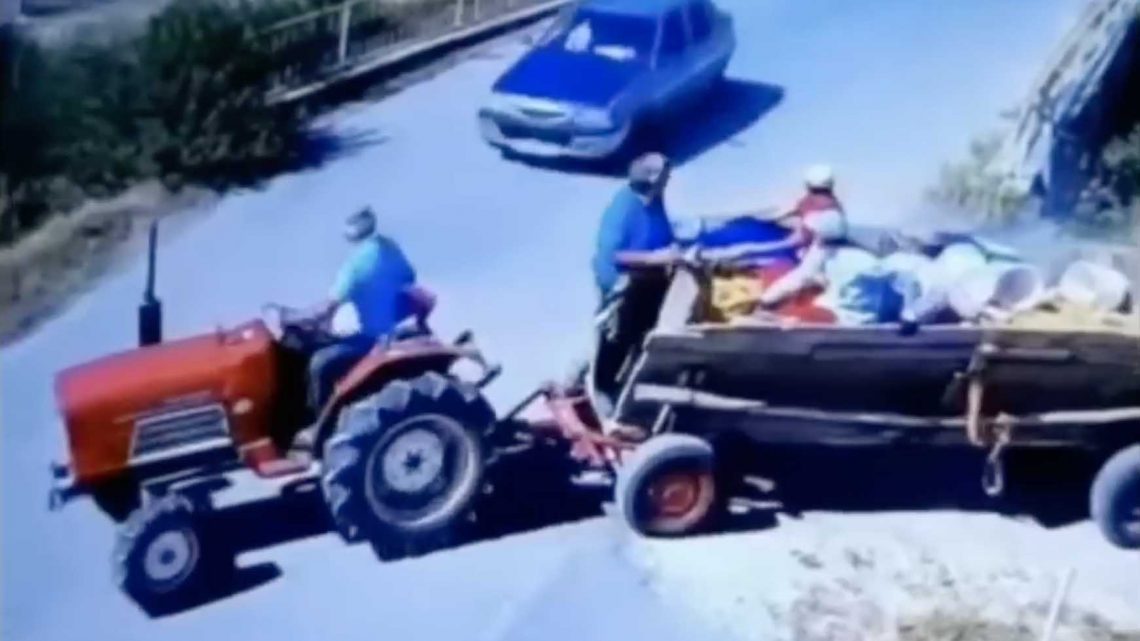 VIDEÓ: Kihajtott a traktorral az útra és jött az autó. Ami ezután történik, azt képtelenség drámaian előadni VIDEÓ: Kihajtott a traktorral az útra és jött az autó. Ami ezután történik, azt képtelenség drámaian előadni