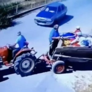 VIDEÓ: Kihajtott a traktorral az útra és jött az autó. Ami ezután történik, azt képtelenség drámaian előadni