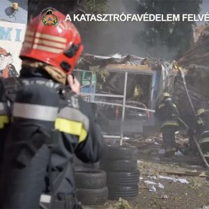VIDEÓ: Így oltották a tegnap Kispesten felrobbant autószerelő műhelyt