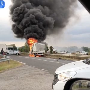 VIDEÓ: Lángokban áll egy kisteherautó, mert több autó ütközött össze a csömöri M0 felhajtó közelében ma délután