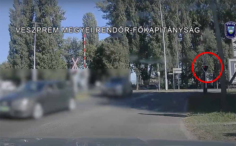 VIDEÓ: Pofátlan(TAN)ítanak ezerrel a Veszprém megyei rendőrök is. Vasúti átjáró, előzni tilos, bukósisak hiánya stb.
