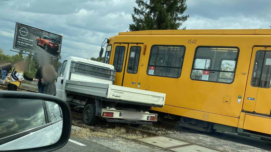 FOTÓK: Kisteherautóval ütközött villamos a 19. kerületben délelőtt FOTÓK: Kisteherautóval ütközött villamos a 19. kerületben délelőtt