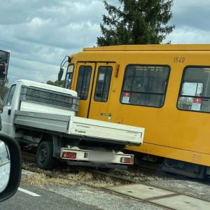 FOTÓK: Kisteherautóval ütközött villamos a 19. kerületben délelőtt