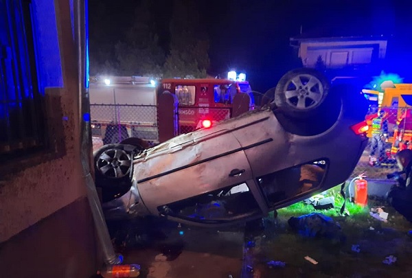 FOTÓK: Életét vesztette egy férfi, miután autójával tegnap éjjel egy ház falának ütközött Dömsödön