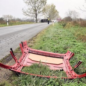 FOTÓK: Rosszul rögzített autótető esett le egy utánfutóról, ami miatt felborult egy furgonos – A vétkes elhajtott a helyszínről