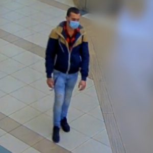 VIDEÓ: Keresik! – Csomagtartóba mászott be a bevásárlóközpont garázsában