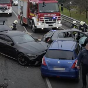 Videó a mentésről – Hatalmas baleset történt ma reggel a BAH csomópontnál