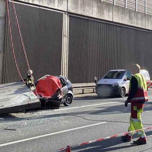 Rázuhant az öttonnás zajvédő fal egy autóra Németországban. A sofőr azonnal meghalt