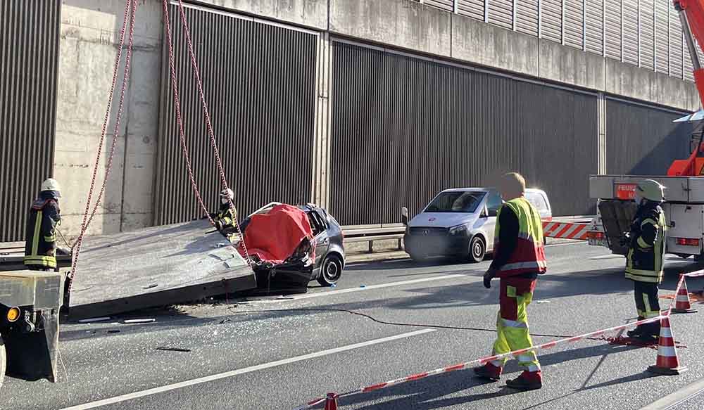 Rázuhant az öttonnás zajvédő fal egy autóra Németországban. A sofőr azonnal meghalt